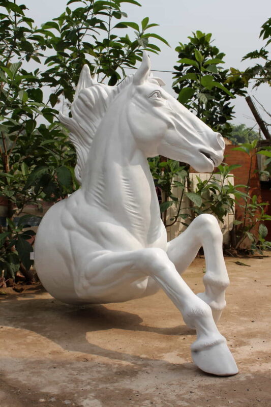 tuong-ngua-trang-tri-san-vuon-1