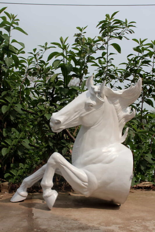 tuong-ngua-trang-tri-san-vuon-3