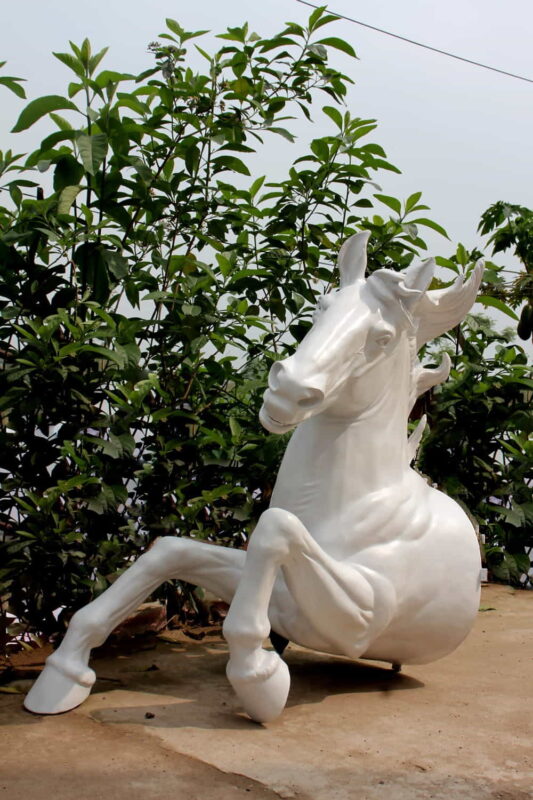 tuong-ngua-trang-tri-san-vuon