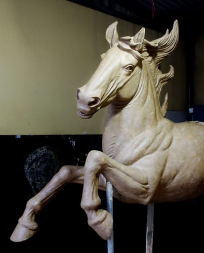 tuong-ngua-trang-tri-san-vuon-6